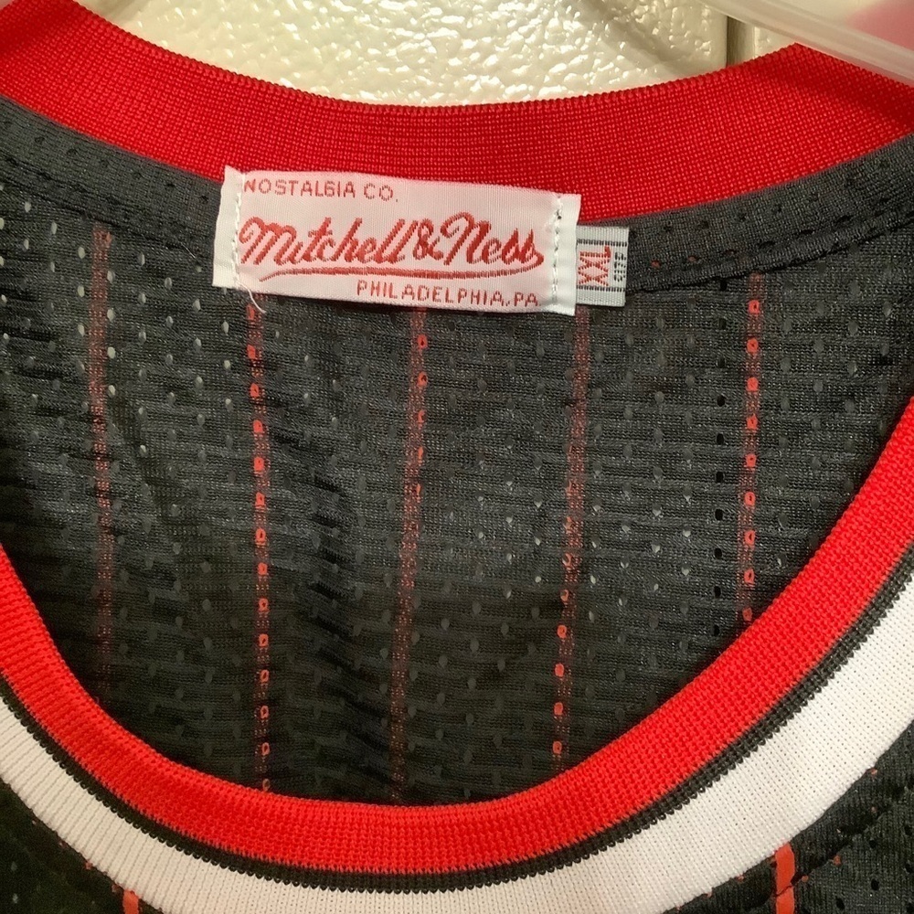 Michael Jordan Bulls 23 Mitchell & Ness Authentic Pinstripe Jersey 1997-… - Picture 5 of 11